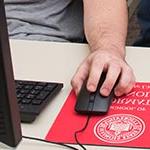 男性用手操作电脑鼠标.